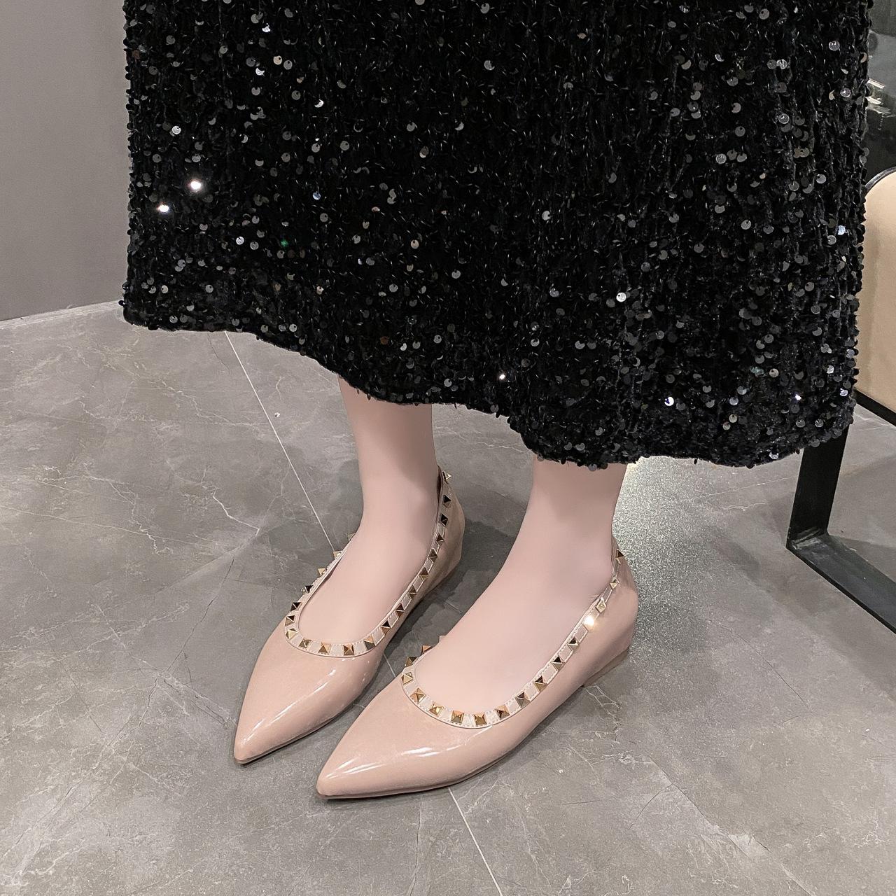 

2025 осень и зима новая обувь с заклепками остроносые туфли-лодочки женские на плоской подошве с мелким вырезом из лакированной кожи ивы на мягкой подошве на плоском каблуке wom 40 телесный