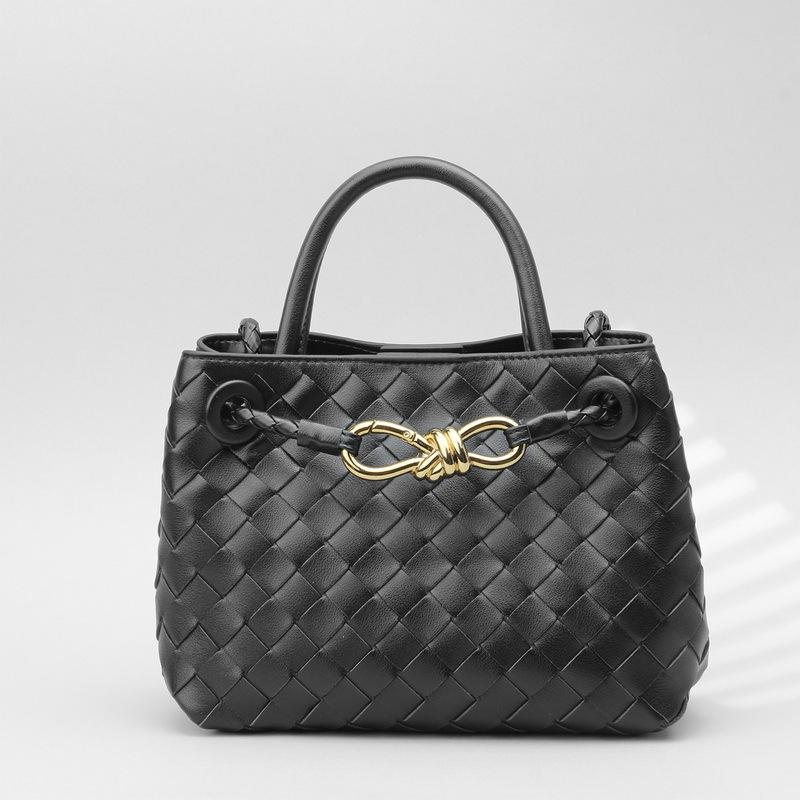 

2025 Новая кожаная женская сумка Модная маленькая ретро плетеная сумка-тоут на плечо с пуговицей-бабочкой 22x16x10CM чёрный