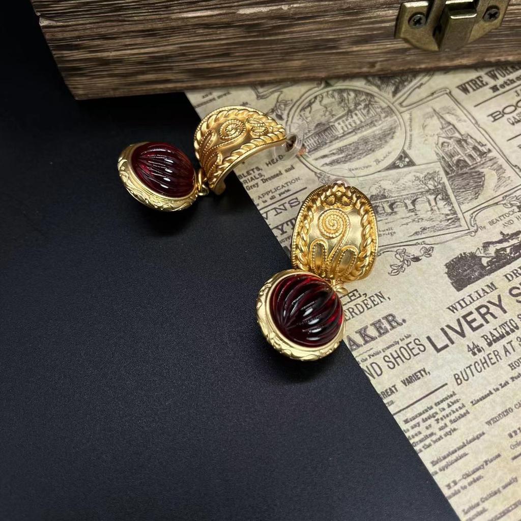 Vintage Gold Ruby Earrings With Palace Style Fashionable Versatile Light Luxury