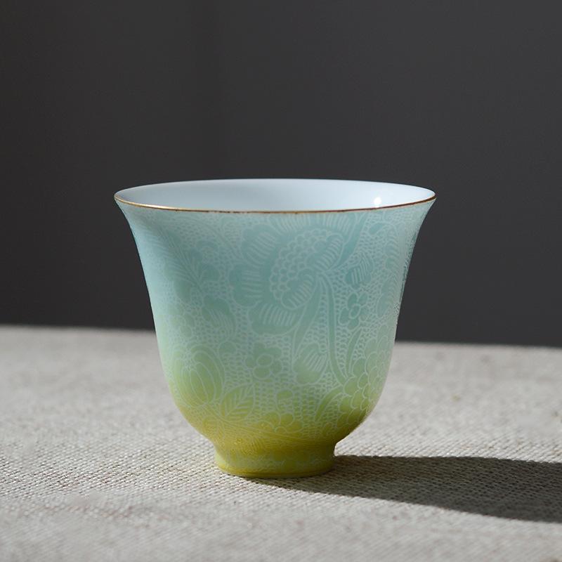 Handgefertigte Keramik-Teetasse Geschnitztes Blumendekor Farbverlauf Goldrand Chinesisches Gongfu-Teeset Porzellan-Teegeschirr Persönliche Teetasse Geschenk