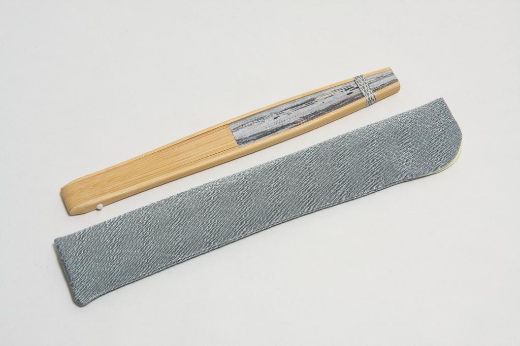 Folding Fan Fujin and Raijin God and Thunder White Round Handmade by Kyoto Comes with Fan Case and Gift Box [Hasegawa] - (Wind God) Design, Carving,