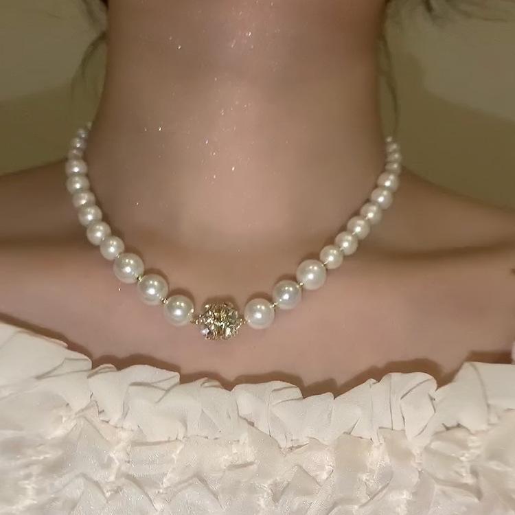 2023 French Retro Pearl Choker Necklace: Trendy, Luxurious Clavicle Chain for Women