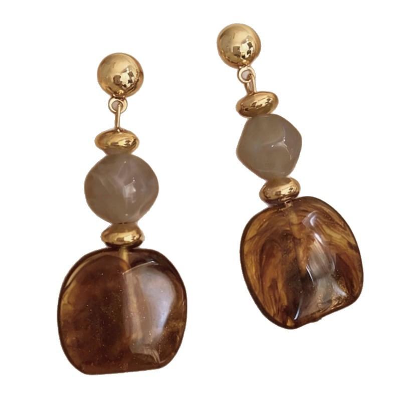 New Retro Color-matched Amber Acrylic Niche Design Earrings, Featuring A Luxurious and High-end Feel, and Suitable for Various Occasions.