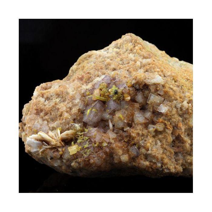 Pierres et Minéraux. Wulfenite + Baryte + Fluorite. 365.8 ct. Lantignié, France..