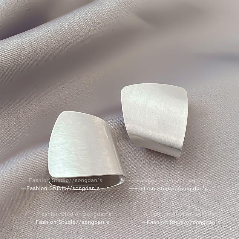 

Серьги Серебряный Темперамент - 2025 Новый Нишевый Дизайн Сплавные Серьги для Женщин