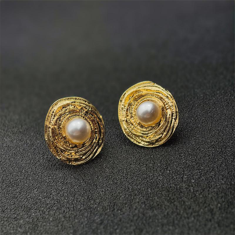 

Нет необходимости в прокалывании ушей. Металлические клипсы с имитацией жемчуга. Новые золотые серьги-клипсы для ушей.