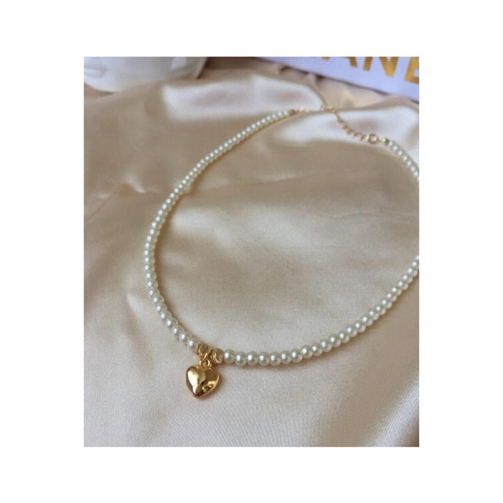 Goldene Halskette mit Herzanhänger und Perlen