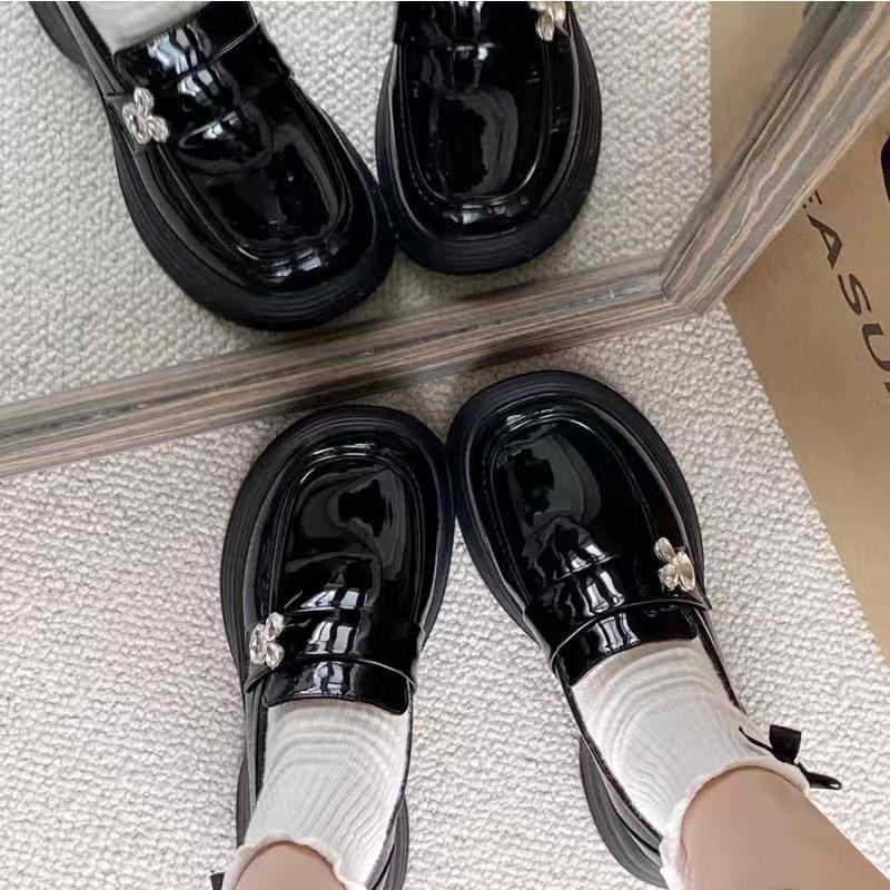 

Однопедальные туфли на платформе, небольшие кожаные туфли женские, осень 2025, новые металлические бабочки, модные универсальные туфли 40 чёрный