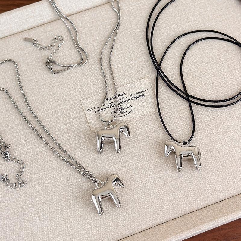 Exquisite Fashion Mini Horse Pendant Long Necklace For Women Sweet Cool Sweater Chain Minimalism Jewelry Accessories Gifts