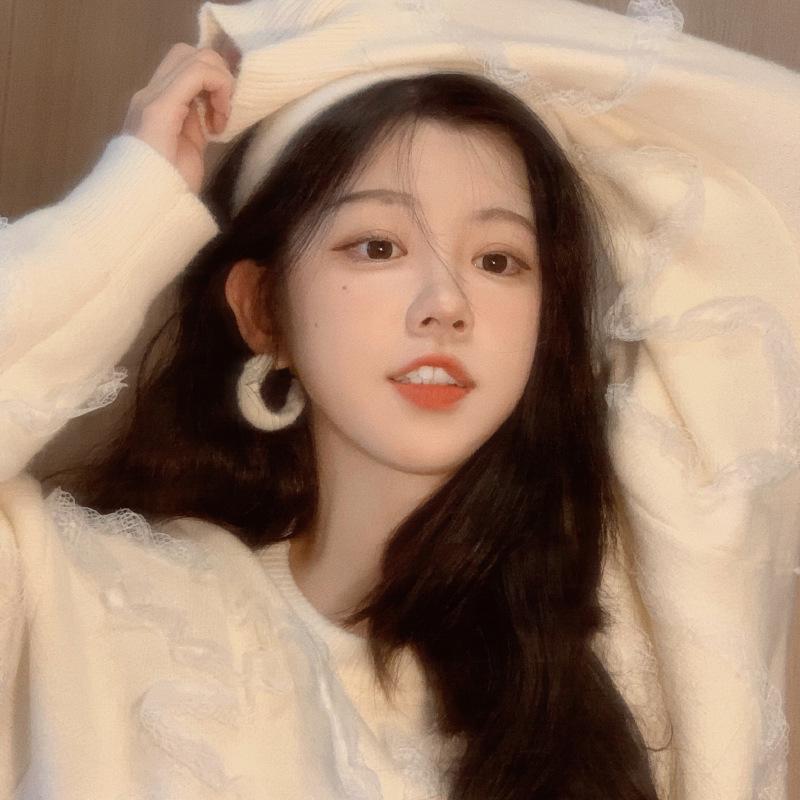 

Модные плюшевые серьги-кольца: Уникальный нишевый дизайн для женщин 2024