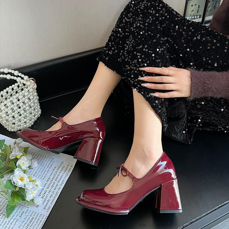 Red retro small man height increase thick heel high heels women's 2025 new autumn and winter French light mouth Mary Jane single shoes