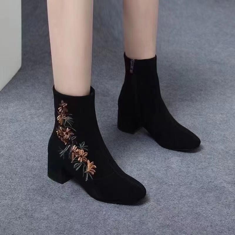 Fashion Boots 2025 Autumn and Winter New Black Matte Leather Ethnic Style Embroidered Pointed Middle Heel Retro Embroidered Boots