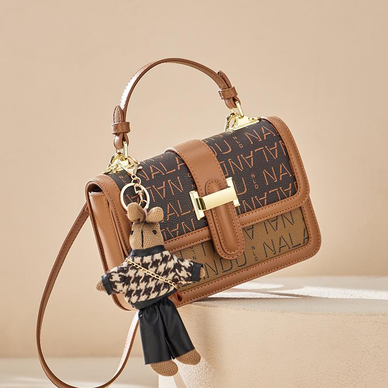 

Миссис. Сумка Qiao для женщин 2025 Новая модель Женская сумка через плечо Высококлассная модная сумочка Сумка для мамы Монограмма Женская сумка На одно плечо Long21CM、Wide6.5CM、Hi коричневый