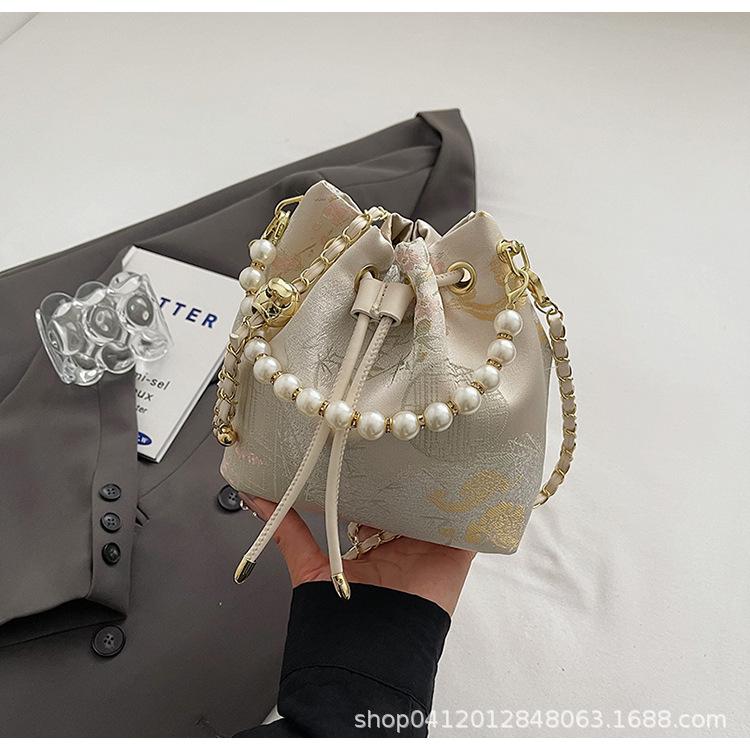 

Guofeng embroidered portable bucket bag 2025 new fashion super fire messenger bag design sense niche commuter bag