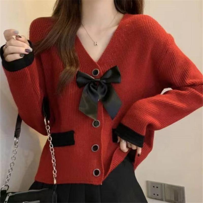 

Осень и зима Свитер вязаный Xiaoxiangfeng женский новый 2025 милый дизайн вязаная куртка бант V-образный вырез топ one size fits all красный