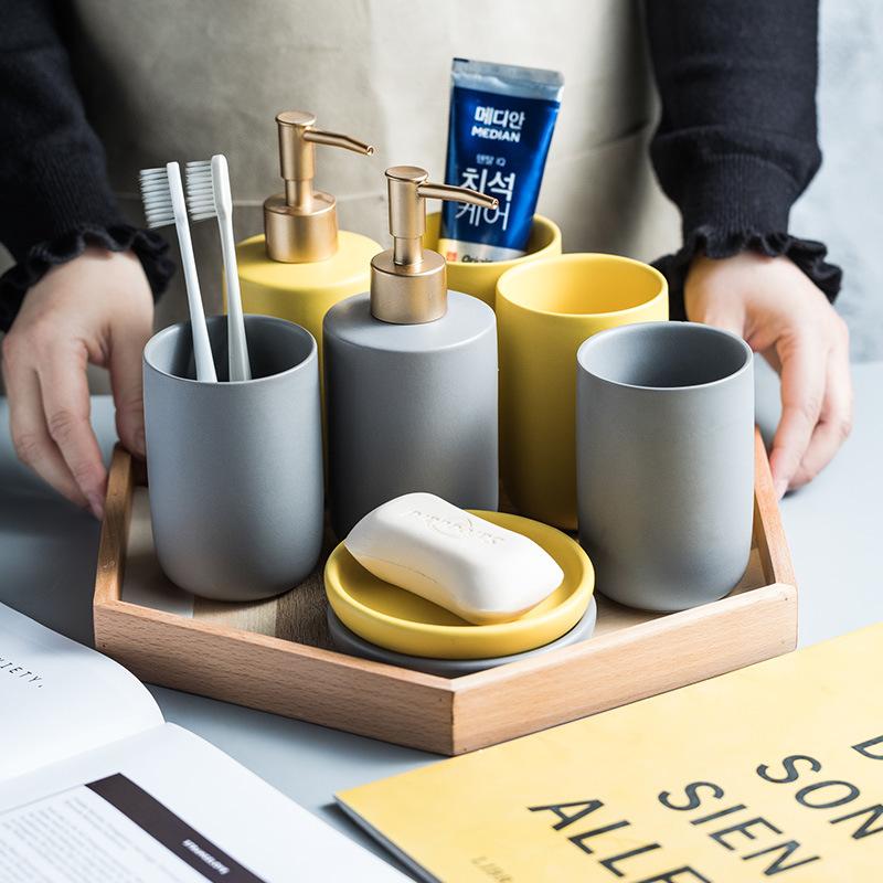 Ensemble simple en céramique pour salle de bain Lavabo Articles de salle de bain Tasse à bain pour la bouche Porte-savon Flacon de désinfectant pour les mains Kit de gobelets à brosse à dents