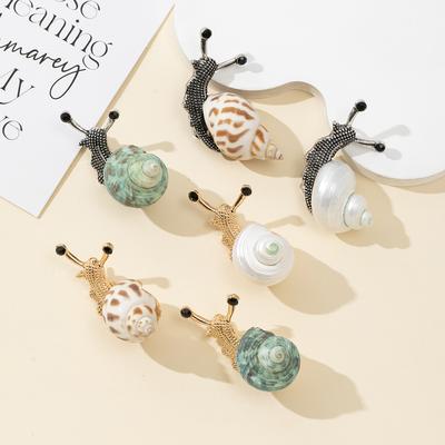 Natürliche Perlmutt-Muschel Schneckenförmige Brosche für elegante Fascinators Damen Brosche Schmuck Geschenk 52x31mm