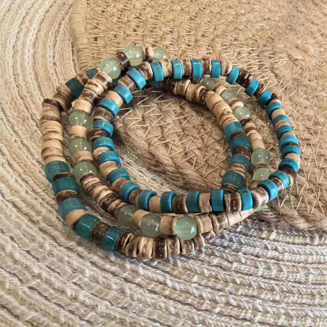 

Мужской комплект браслетов в стиле серфера из бисера коричневый