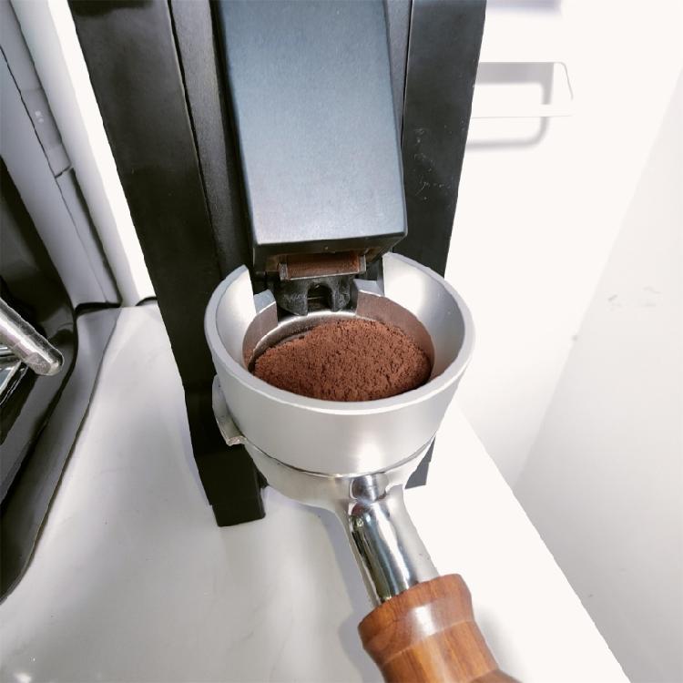 Universeller Dosiertrichter Kaffeezubehör Metallmaterial für Kaffeemaschinen
