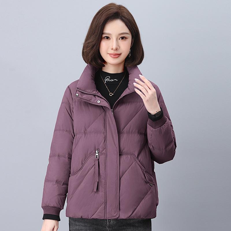 

Трендовый женский пуховик со стойкой воротником 2024 - Модный зимний стиль для мам Medium