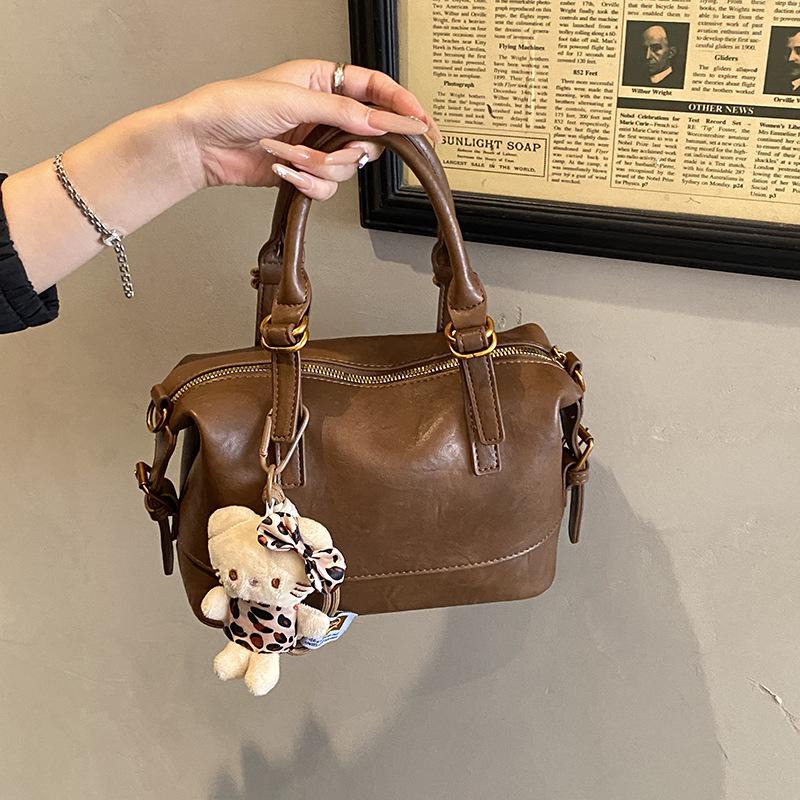 This Year, Popular Bags Are Women's 2025 New Trendy Handbags, Autumn and Winter High-end Retro Shoulder Messenger Pillow Bags.