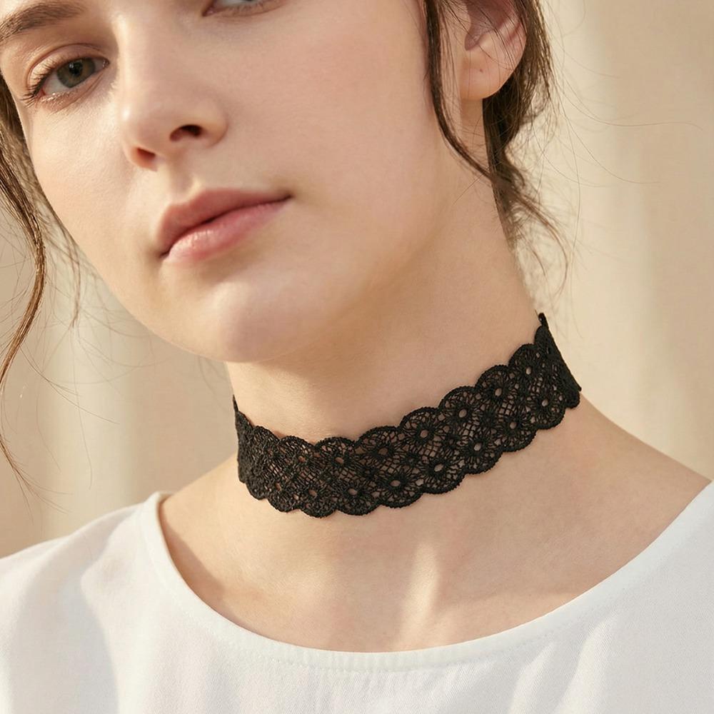 Charm Gotisch Ausgeschnittenes Muster Schwarze Spitze Choker-Halskette für Damen Sexy Temperament Halsband Kette Schmuckzubehör Geschenke