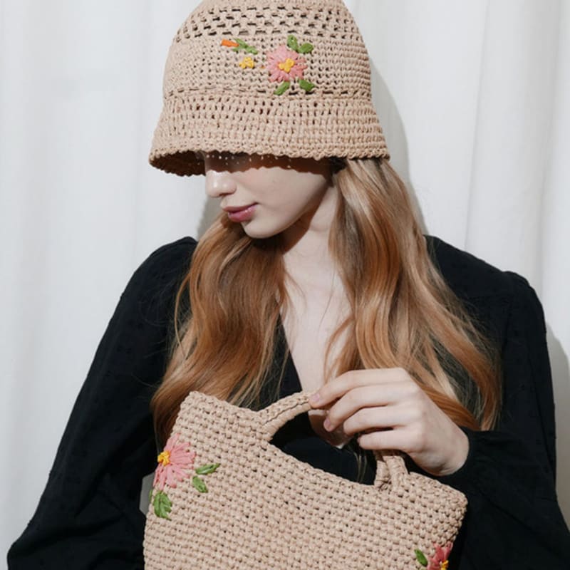 

ПАНАМА-ВЕДРО С ВЫШИВКОЙ ЦВЕТОВ POHIES beige