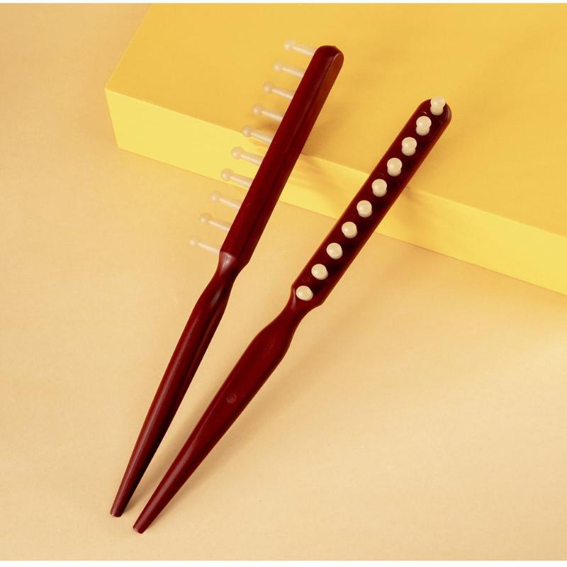 Holzkamm mit langem Griff und breiten Zinken zum Locken und Wellenstylen der Haare, professionelles Salonwerkzeug für schwarzes Haar und Perücken