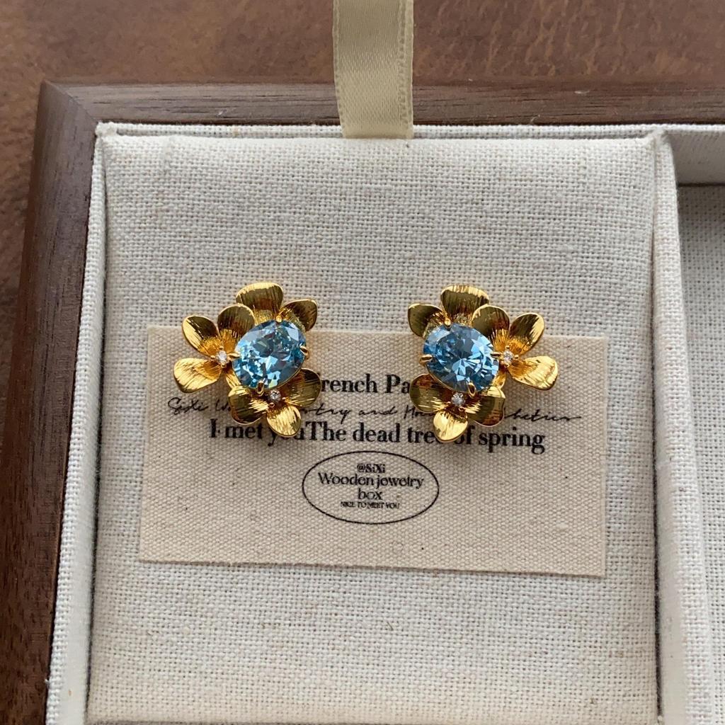 "Vintage Creamy Yellow Starfish Ear Clips: Elegant and Cute, Piercing-Free Sea Star Earrings"