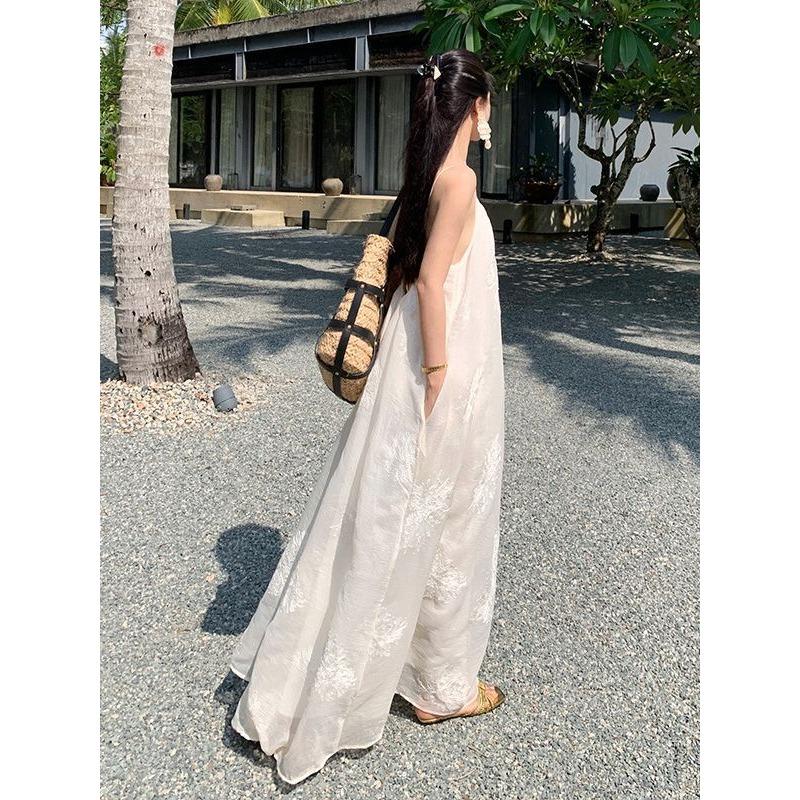 Neues chinesisches dreidimensionales Stickerei Sanftes und elegantes Feen-Latzkleid Sommer-Strandurlaub Rückenfreier langer Rock