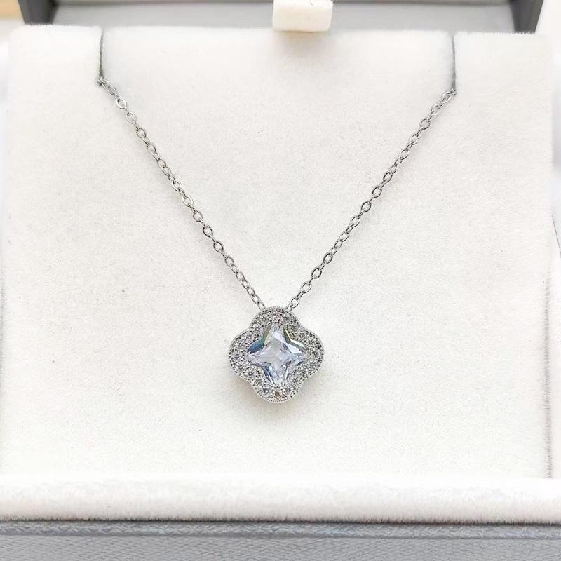 1 Pcs Lucky Flower Clover Copper Pendant Necklace Steel Clavicle Chain Women's Girls' Elegant Gift Accessories