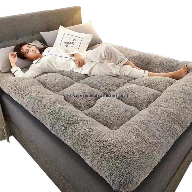 Gruby, polarowy materac z wełny jagnięcej na zimę - Miękki i przytulny do domu, akademika lub na podłogę.