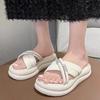 Neue Plateau-Slipper-Sandalen