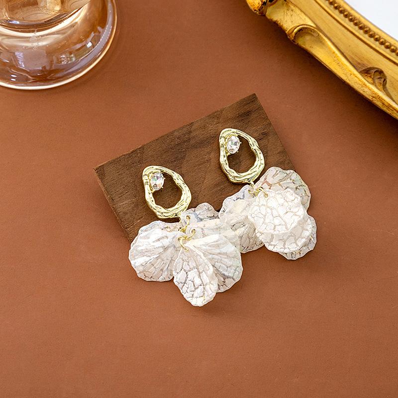 Французские Сладкие и Элегантные Цветочные Серьги, Нишевый Дизайн Белые Трещиноватые Серьги Легкая Роскошь Высококачественные Серьги Женские