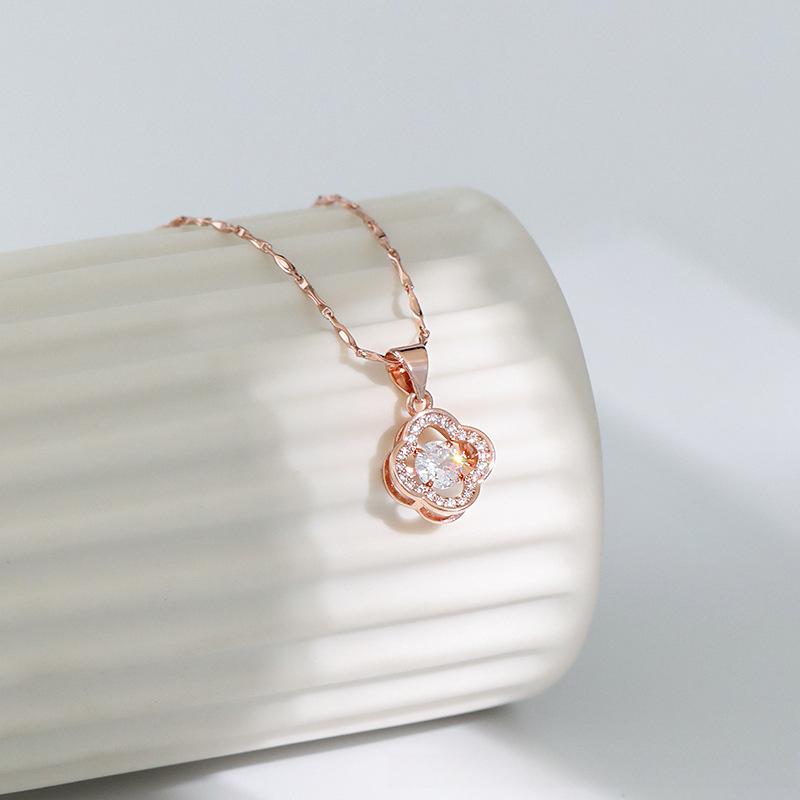 Ein schlagendes Herz schickt eine Freundin, die Zeit kommt und geht, ein schlagender Anhänger, eine schicke Glückskette mit einem vierblättrigen Kleeblatt.