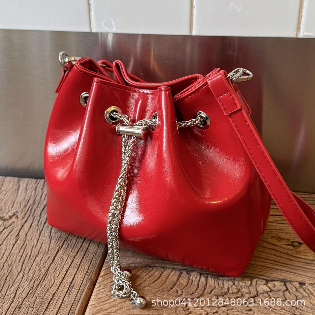 2025 new niche design bucket bag personality atmosphere fashion high value simple oily shoulder messenger bag