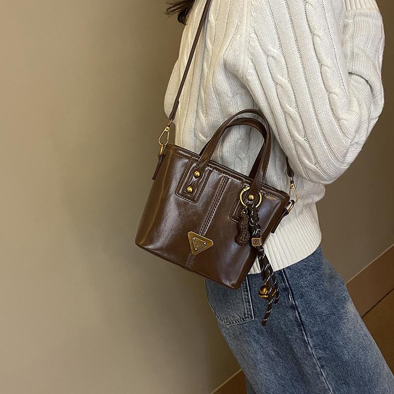 Outer Order Autumn and Winter Retro Maillard Small Bag Women's 2025 New Versatile Shoulder Messenger Bag Premium Bucket Bag