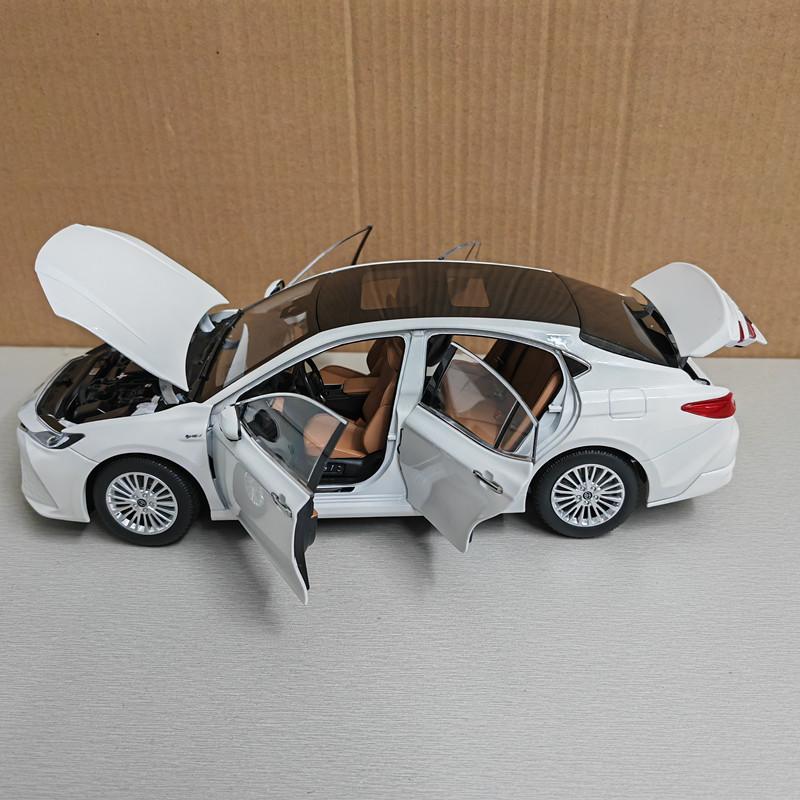 1:18 2025 CAMRY High Simulation Diecast Car Metal Alloy Model Car Toys For Children Gift Collection