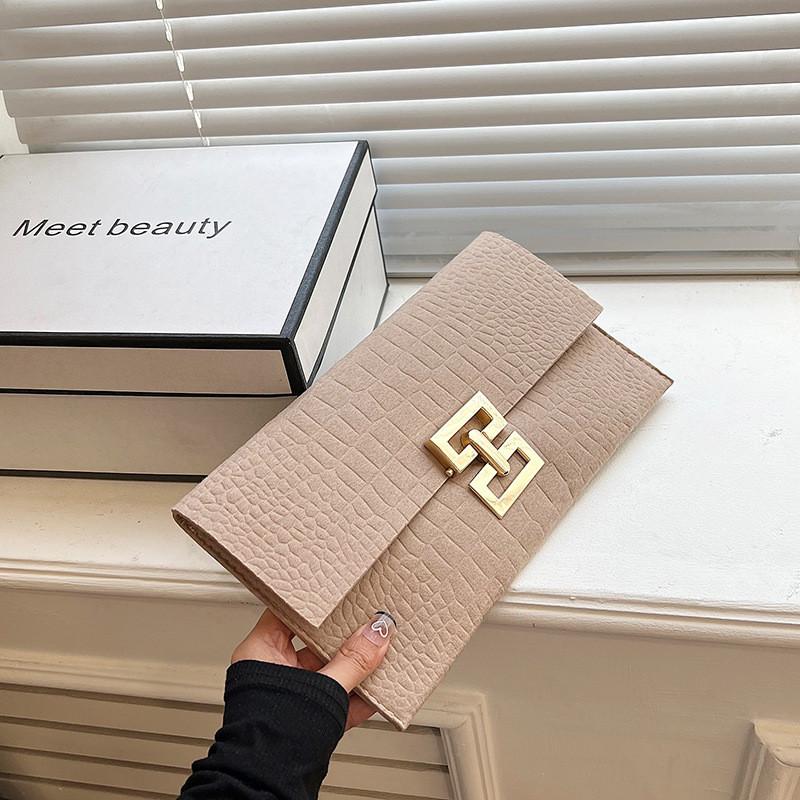 

Стильный минималистичный клатч-конверт для женщин в черном, кремовом, розовом и хаки. Идеален для осенне-зимних модных трендов.