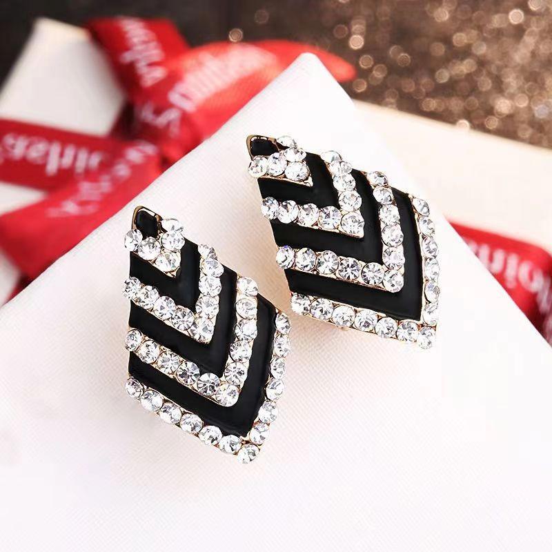 

Japanese and Korean geometric rhombus striped diamond stud earrings female Internet celebrity versatile models high-end temperament elegant earrings