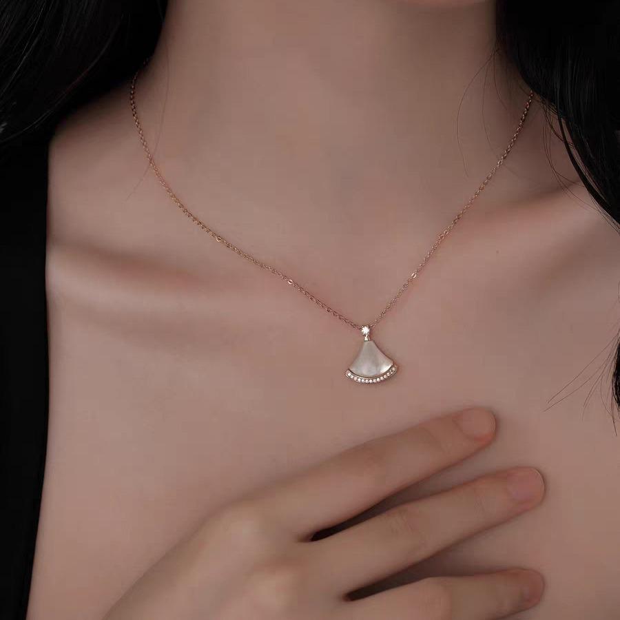 Mother-of-Pearl Fan Skirt Necklace: 14k Gold-Filled, High-End Luxury Clavicle Chain, New 2024 Style Gift.