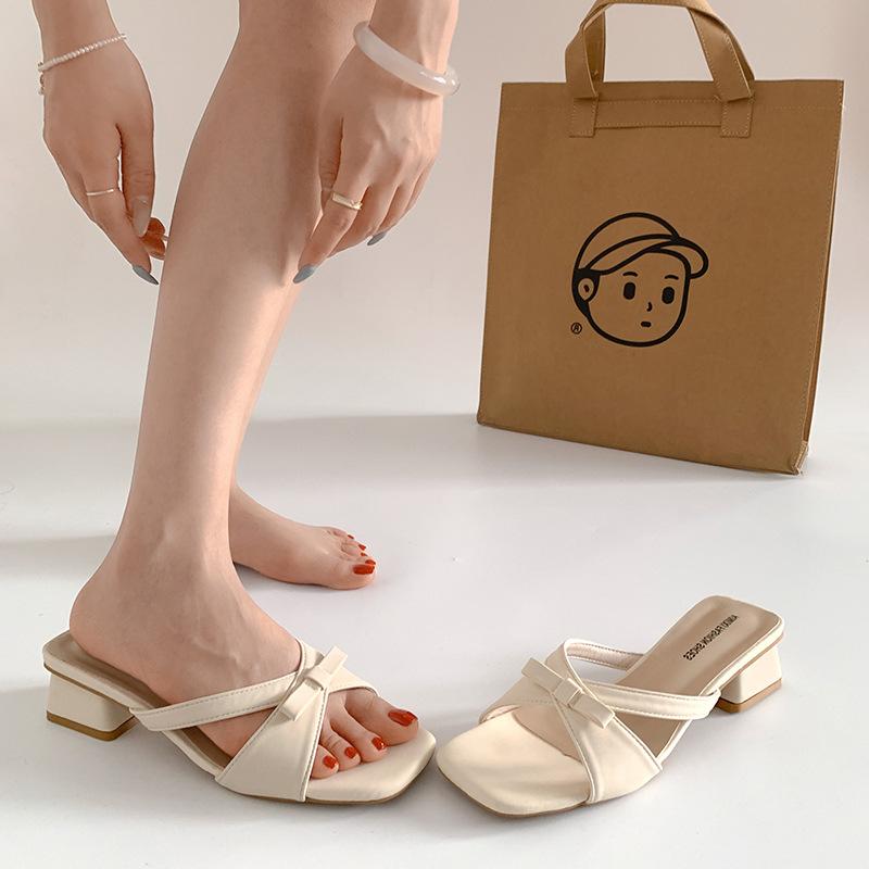 White fairy wind heightened thick heel one-word slippers women's summer wear 2025 new models with skirts French cool slippers