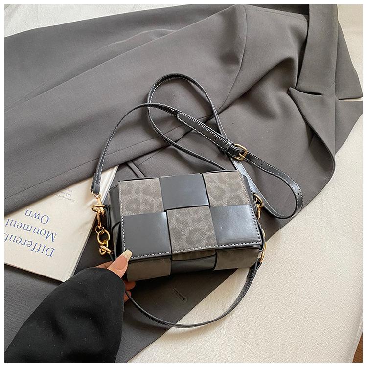 Korean version of niche contrasting color woven small square bag 2025 new versatile retro trend shoulder bag ins messenger women's bag