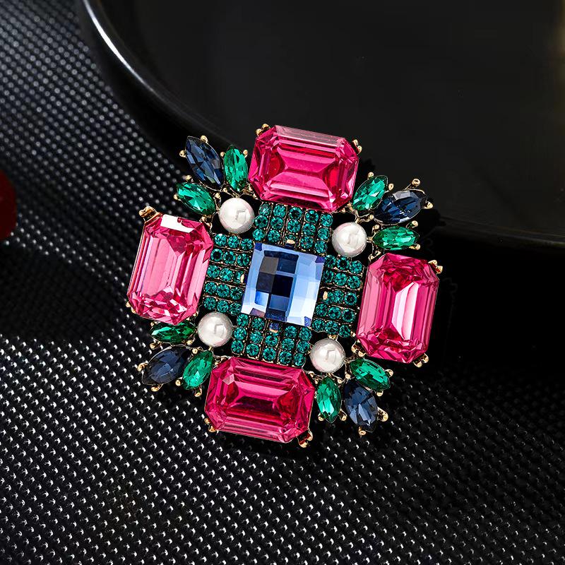 Vintage Classic Court Style Geometric Rhinestone Brooch Fashion Coat Jacket Pin Baroque Accessories Corsage