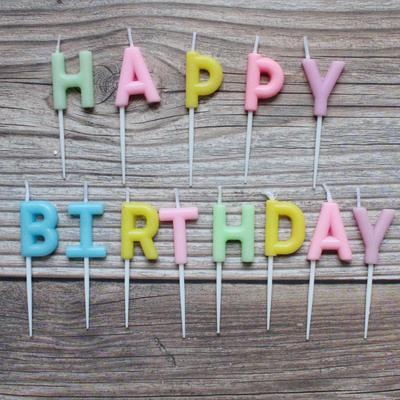 Kolorowe angielskie litery HAPPY BIRTHDAY Świeczka Romantyczna Dekoracja w kolorach cukierkowych na przyjęcie urodzinowe