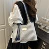 2025 new niche shoulder bag striped simple tote bag simple versatile portable color matching armpit bag
