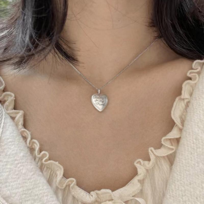 Retro Heart Shaped Pendant Necklace Unique Charm Necklace Heart Neck Jewelry Alloy Material Suitable for Trendy Outfits