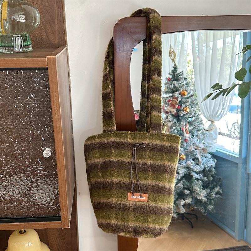 

12 plush bucket single shoulder armpit bag women s autumn and winter new retro large-capacity commuter tote bag