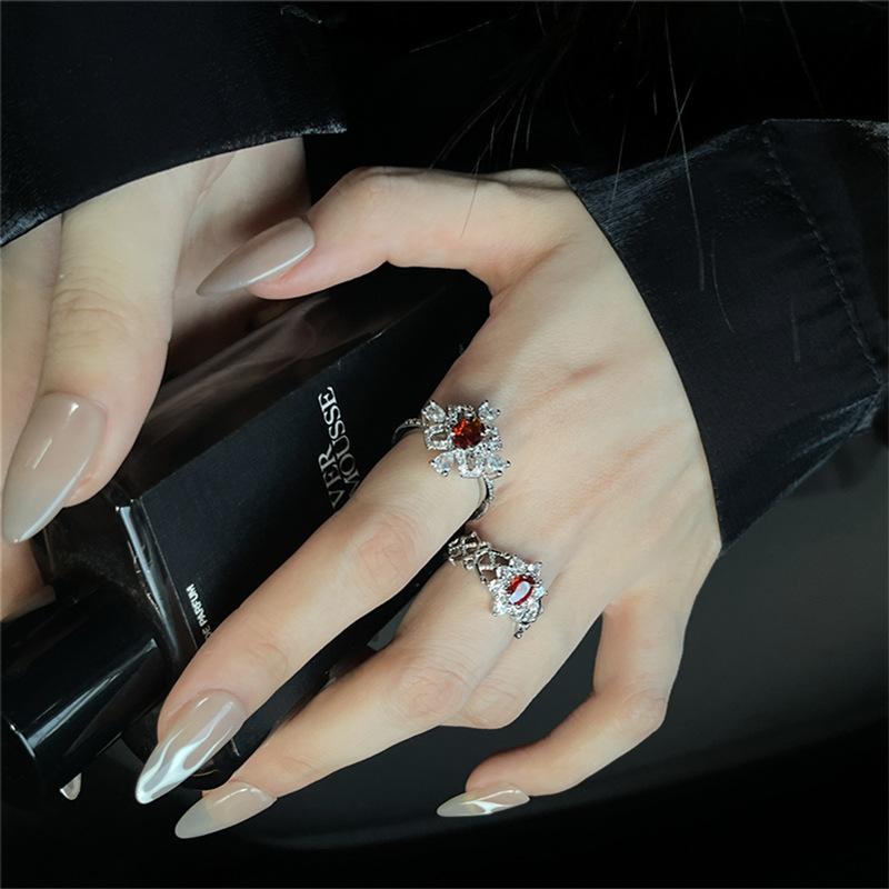 Vollständig Diamantbesetzter Roter Zirkon Serie Offener Ring Verstellbarer Ring Nischen-Design Premium Zeigefingerring