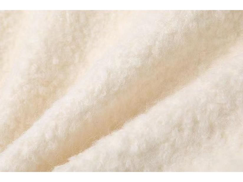 Rui Jian Ai Wei Women's Autumn Collection: Beige Gentle Style with Decorative Trim